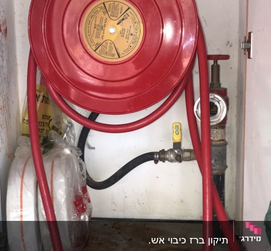 גלגלת צינור אדומה עם ברז ומחבר